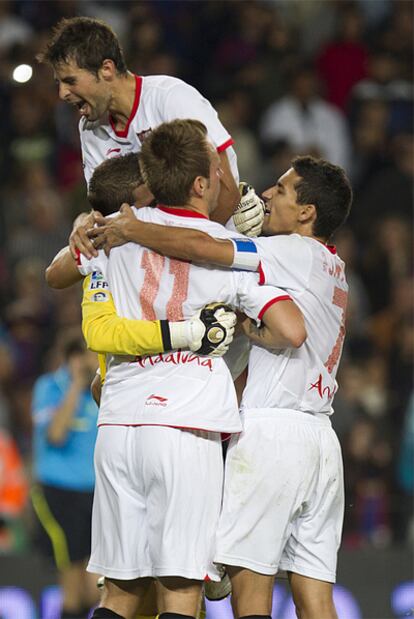 Fazio, Rakitic y Navas felicitan a Varas tras detener el penalti a Messi.