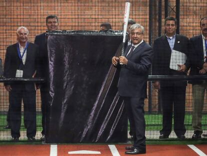 López Obrador, batea durante la apertura del salón de la fama de béisbol en Monterrey (México). 