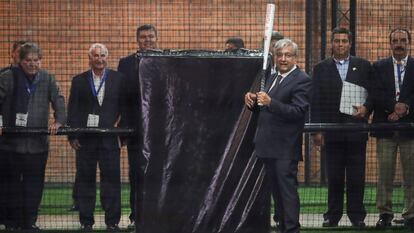 López Obrador, batea durante la apertura del salón de la fama de béisbol en Monterrey (México).