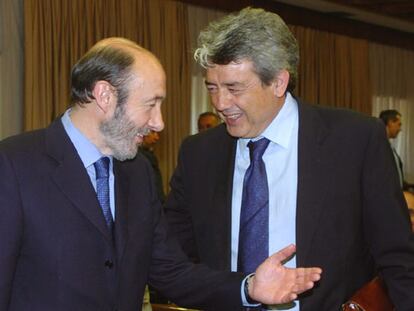 El ministro del Interior, Alfredo Pérez Rubalcaba (i), conversa con el presidente de la Comisión de Interior del Senado, Miguel Martínez Fernández.