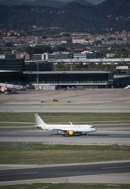 Un avión de Vueling en la pista de aterrizaje de El Prat.