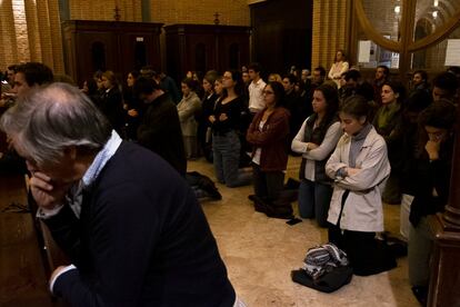 Uno de los eventos estrella en Caná son las “velas” de los jueves, una hora de meditación de 21.30 a 22.30 horas que son especialmente populares entre los jóvenes. En la penumbra, Higueras dirige la ceremonia, improvisando reflexiones sobre el día a día de un cristiano. Al fondo del templo decenas de jóvenes con sus mochilas, escuchan atentos, sentados o arrodillados sobre el suelo.