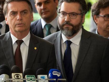 Bolsonaro ao lado do futuro chanceler Ernesto Araújo