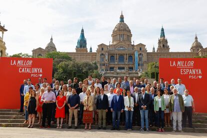 Salvador Illa y Jaume Collboni junto a alcaldes socialistas durante la foto de familia antes del Encuentro Municipalista en el Palau de Congresos.