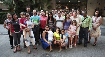 Decenas de afectados por la cancelación de vuelos, ante el hotel en el que permanecen.