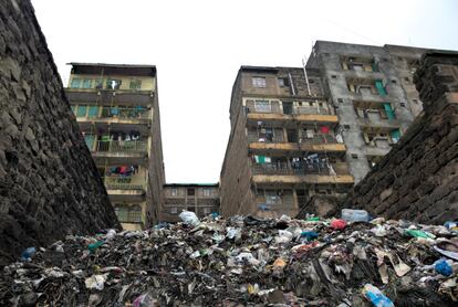 Actual vertedero en el barrio de Mlango Kubwa. Los jóvenes del Mathare Environmental Youth Group recogen por 10 céntimos a la semana la basura y la transportan a este lugar para mantener el barrio limpio. 