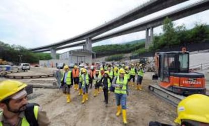 Un grupo de periodistas italianos y franceses visitan las obras de construcción de la línea de tren de alta velocidad (TAV) que unirá Turín (Italia) y Lyon (Francia), en Chiomonte (Italia). EFE/Archivo