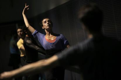 Una bailarina del Centro Nacional de Danza ensaya en la sala de Ballet del Teatro Real.