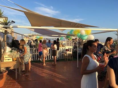 Celebración de una 'baby shower' (fiesta por el bebé), en una terraza privada de Barcelona.