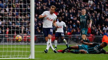 Harry Kane marca su segundo gol al Southampton en el Boxing Day.