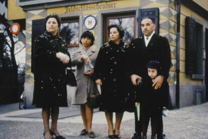 Emigrantes gallegos en una calle de Baden, Suiza. La imagen aparece reproducida en el libro <i>Galiza en Suíza. Aspectos dunha emigración</i>.