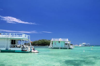 Casas flotantes en La Parguera, al suroeste de la isla de Puerto Rico.