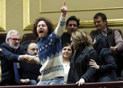 Varias personas, promotores de la iniciativa legislativa popular contra los desahucios, son desalojados de la tribuna de invitados del Congreso durante el pleno celebrado esta tarde que debate una iniciativa popular sobre la dación en pago, la paralización de los desahucios y el alquiler social.