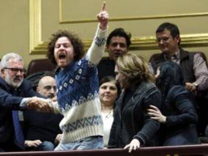 Varias personas, promotores de la iniciativa legislativa popular contra los desahucios, son desalojados de la tribuna de invitados del Congreso durante el pleno celebrado esta tarde que debate una iniciativa popular sobre la dación en pago, la paralización de los desahucios y el alquiler social.