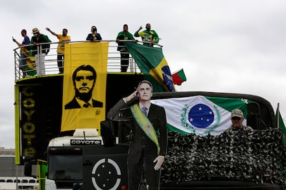 Manifestantes favoráveis ao presidente Jair Bolsonaro protestam contra o ex-ministro Sergio Moro em Brasília, no dia 9 de maio.