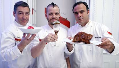 De izquierda a derecha, los chefs Joan Roca, David Mu&ntilde;oz y &Aacute;ngel Le&oacute;n, con sus recreaciones de men&uacute;s hist&oacute;ricos. [AUTFOTO][AUTFOTO]/ samuel s&aacute;nchez