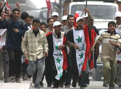 Un grupo de chiíes se dirigen a la ciudad de Nayaf para participar en la protesta convocada por el clérigo radical Múqtada al Sáder.