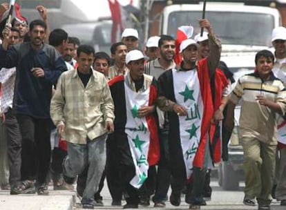 Un grupo de chiíes se dirigen a la ciudad de Nayaf para participar en la protesta convocada por el clérigo radical Múqtada al Sáder.