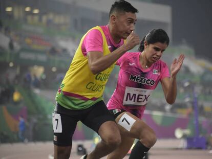 La mexicana Daniela Velasco junto a su guía, César Belman, durante los Juegos Parapanamericanos, en 2019. 