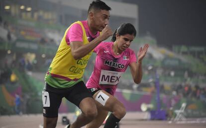 La mexicana Daniela Velasco junto a su guía, César Belman, durante los Juegos Parapanamericanos, en 2019.