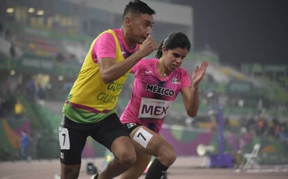 La mexicana Daniela Velasco junto a su guía, César Belman, durante los Juegos Parapanamericanos, en 2019. 