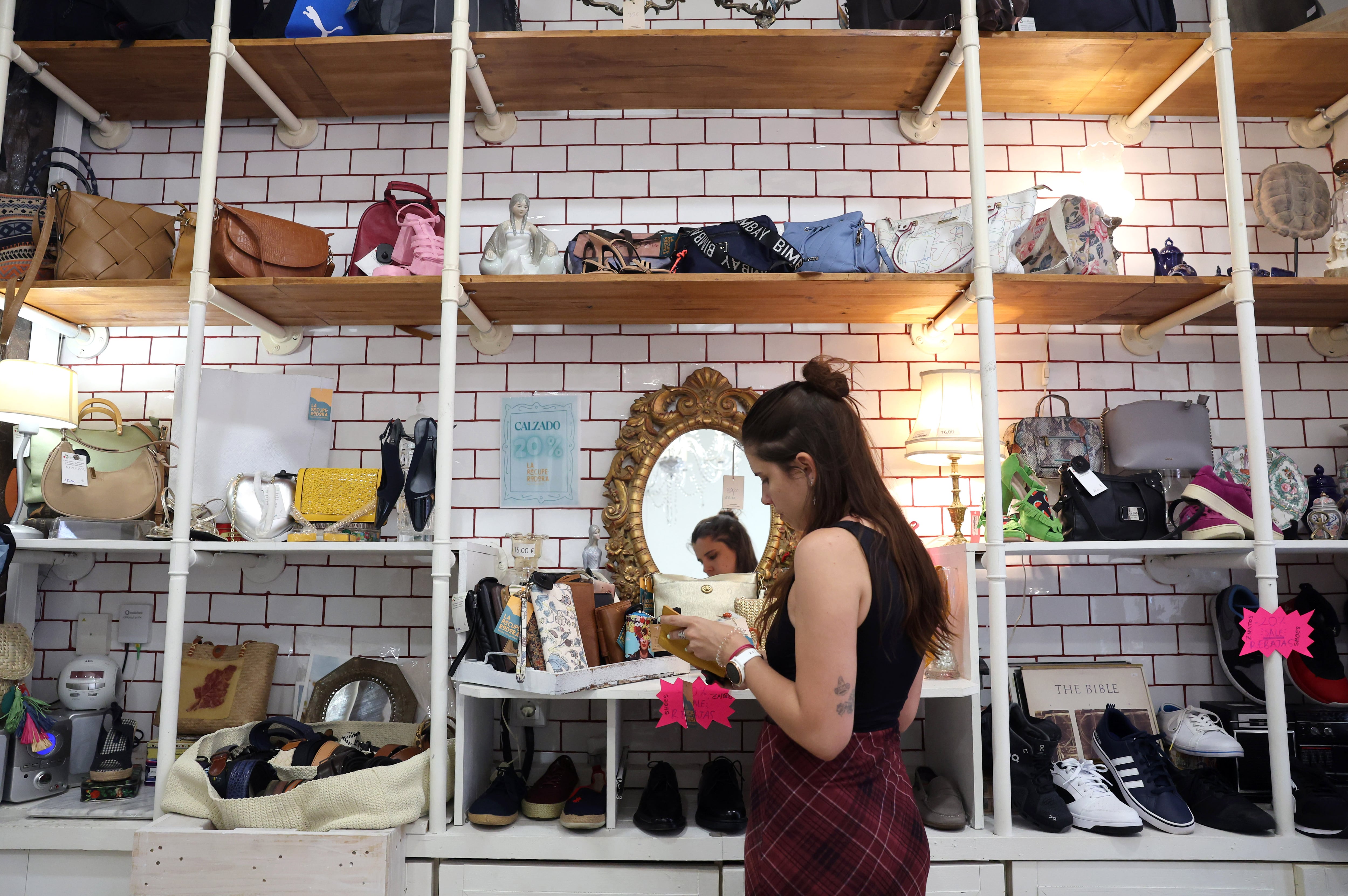 Tienda de segunda mano en el céntrico barrio de Malasaña, en Madrid, donde RecuMadrid, entidad especializada en la gestión de residuos, vende productos 'vintage'. 
