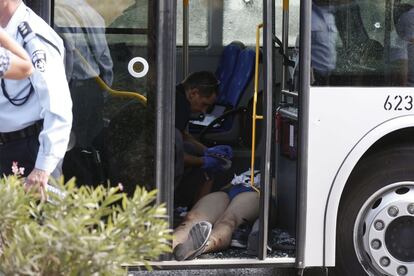 Aunque todavía no se ha sido aclarado con precisión cómo se produjo el ataque contra un autobús en un barrio de Jerusalén del Este, fuentes policiales apuntan a que uno de los agresores abrió fuego contra los pasajeros.