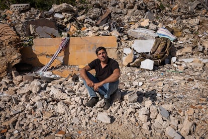 Mohamad Hamdan posa el pasado 9 de mayo en las ruinas de la casa de sus padres después de haber sido destruida por un ataque aéreo israelí el 28 de febrero en Kafra. Sus padres, Hussein Ali Hamdan y Manar Ahmed Abadi, murieron en el acto. 