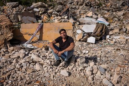 Mohamad Hamdan posa el pasado 9 de mayo en las ruinas de la casa de sus padres después de haber sido destruida por un ataque aéreo israelí el 28 de febrero en Kafra. Sus padres, Hussein Ali Hamdan y Manar Ahmed Abadi, murieron en el acto. 