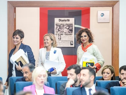 La portavoz del Gobierno y ministra de Política Territorial, Isabel Rodríguez, la vicepresidenta Nadia Calviño y la ministra de Hacienda, María Jesús Montero, este martes en la rueda de prensa posterior al Consejo de Ministros.