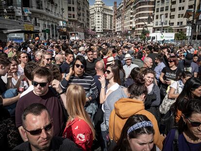 Gente a la espera del inicio de la 'mascletà' de Valencia en la plaza del Ayuntamiento.