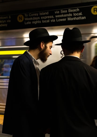 Un grupo de adolescentes judíos ortodoxos han viajado a Nueva York desde Amberes, en Bélgica.   