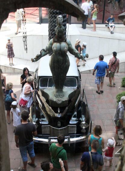 Una vista de la famosa sala del Cadillac, una de las grandes atracciones del Museo Dalí de Figueres.