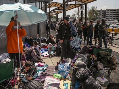 Familias rusas y ucranianas permanecen en un campamento improvisado a un costado de la Garita de San Ysidro, en Tijuana, México.