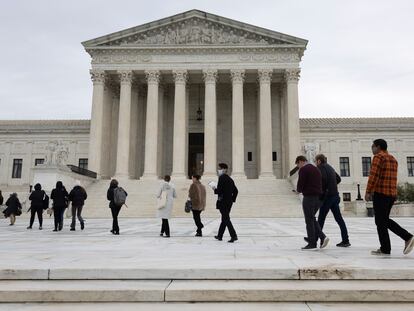 Público accediendo a la primer avista oral que celebra el Tribunal Supremo de Estados Unidos desde que estalló la pandemia, este lunes en Washington.