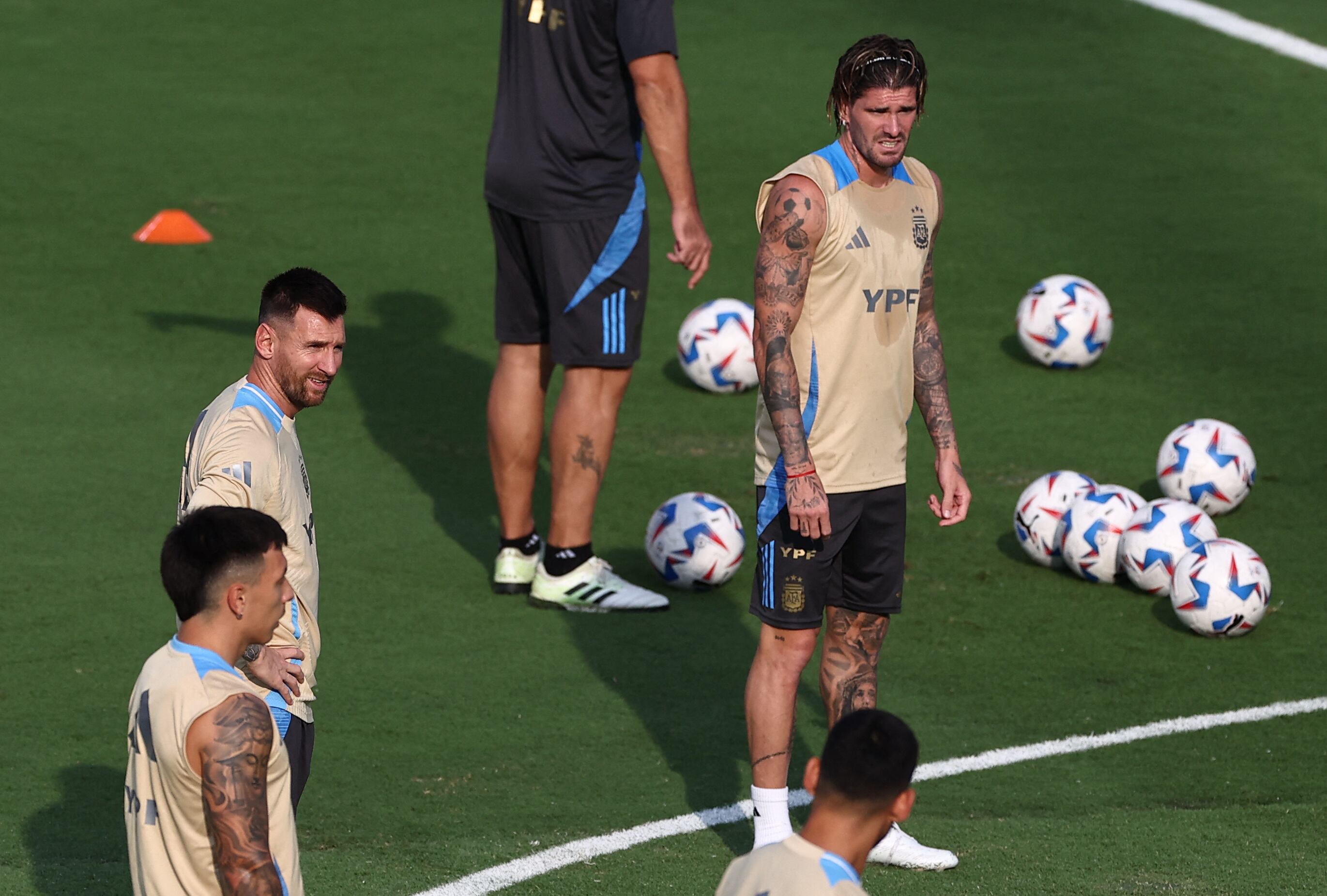 Lionel Messi y Rodrigo De Paul, durante un entrenamiento de Argentina en Atlanta.