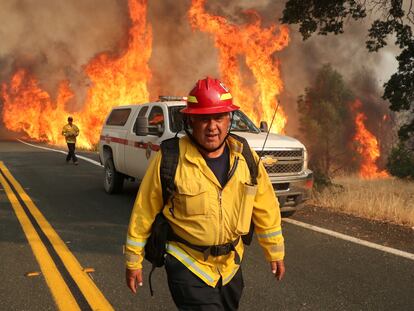 Un bombero en el condado de Lake (California) supervisa el incendio forestal.