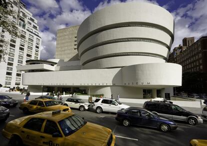 Este edificio cilíndrico de la Quinta Avenida de Nueva York, a donde se mudó el museo Museo Solomon R. Guggenheim en 1959, es un ejemplo perfecto de la arquitectura orgánica de Frank Lloyd Wright, quien lo concibió como un "templo del espíritu". Su diseño, inspirado en la espiral de la concha de un Nautilus, fue criticado ya desde antes de su apertura por varios críticos y artistas, que pensaban que el edificio quitaría protagonismo a las obras expuestas y criticaban su falta de ventanas, que dejaría las obras en la sombra.