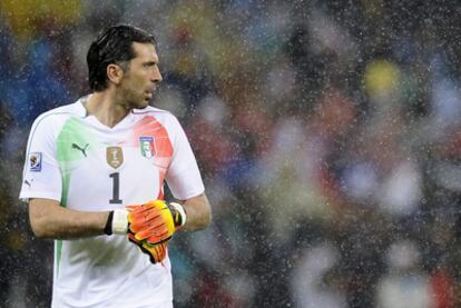 Buffon, durante en partido ante Paraguay