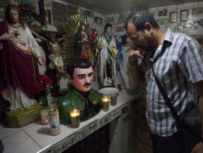 Un hombre visita la capilla de Jes&uacute;s Malverde en Sinaloa.