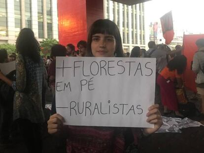 Manifestante na avenida Paulista, nesta sexta. 