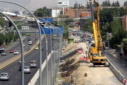 Trabajos en el lateral de la autovía de Barcelona para construir un puente entre Barajas y Canillejas.