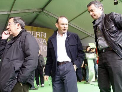 Juan José Ibarretxe (centro), junto al presidente del PNV, Iñigo Urkullu, en el Aberri Eguna.