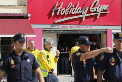 Varios agentes en la puerta del gimnasio Holiday Gym donde se ha registrado el tiroteo.