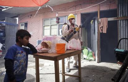 Un empleado de sanidad fumiga una vivienda en Oaxaca, M&eacute;xico. 