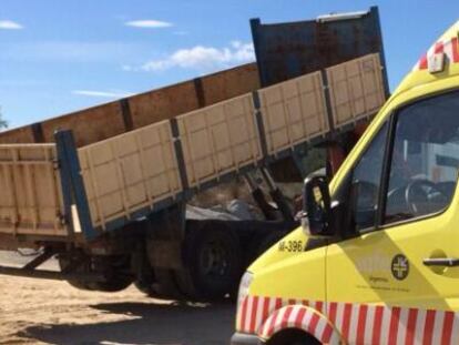 El cami&oacute;n que conduc&iacute;a el accidentado en Cadalso de los Vidrios. 