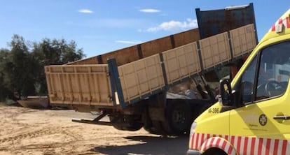 El camión que conducía el accidentado en Cadalso de los Vidrios.
