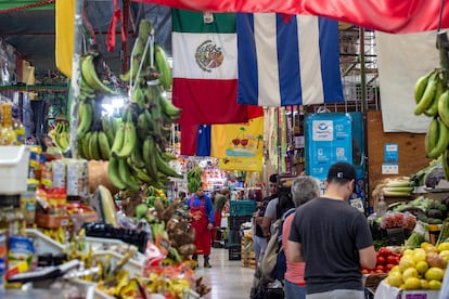 Banderas cuelgan sobre los pasillos del mercado.