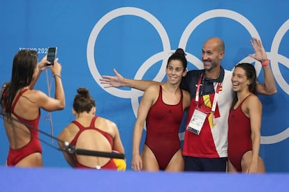 Ángel Andreo, entrenador del equipo femenino español de waterpolo, posa con sus jugadoras después de una sesión de entrenamiento.