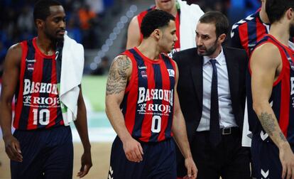 Los jugadores y entrenador del Baskonia, Sito Alonos, tras ganar a Tenerife.